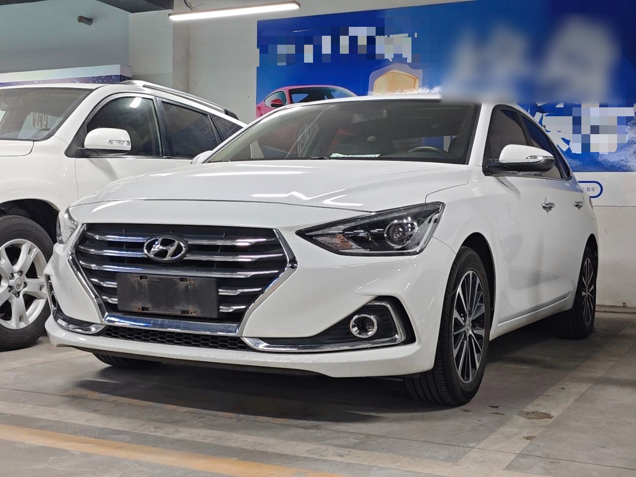 تحت مقدمة السيارة