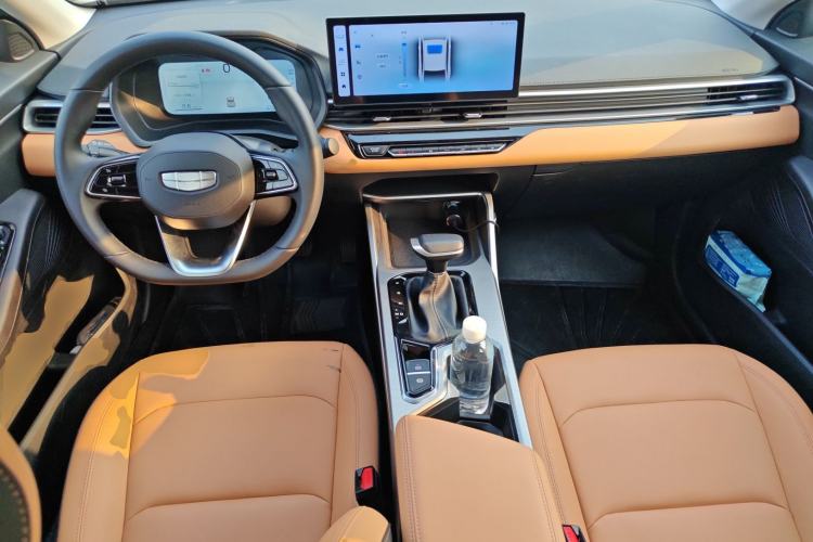 Used Geely Auto Emgrand 2025 4th Generation 1.5L CVT Flagship Version Center Console