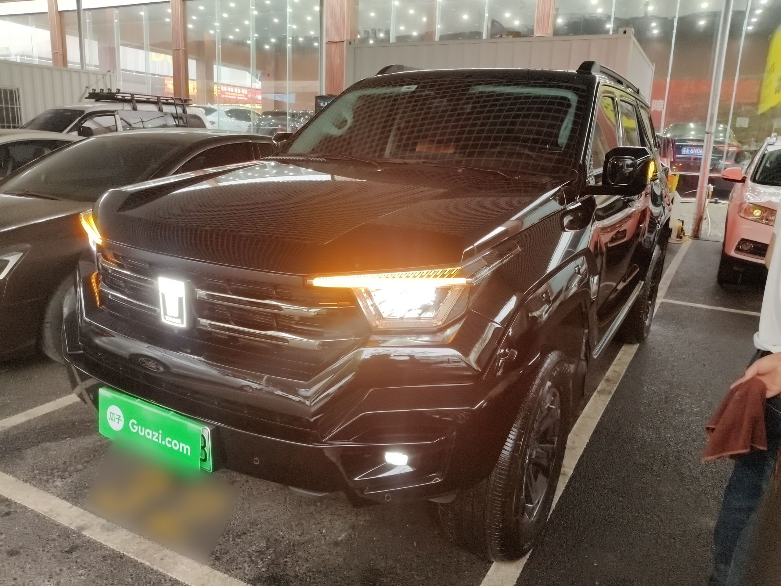 تحت مقدمة السيارة