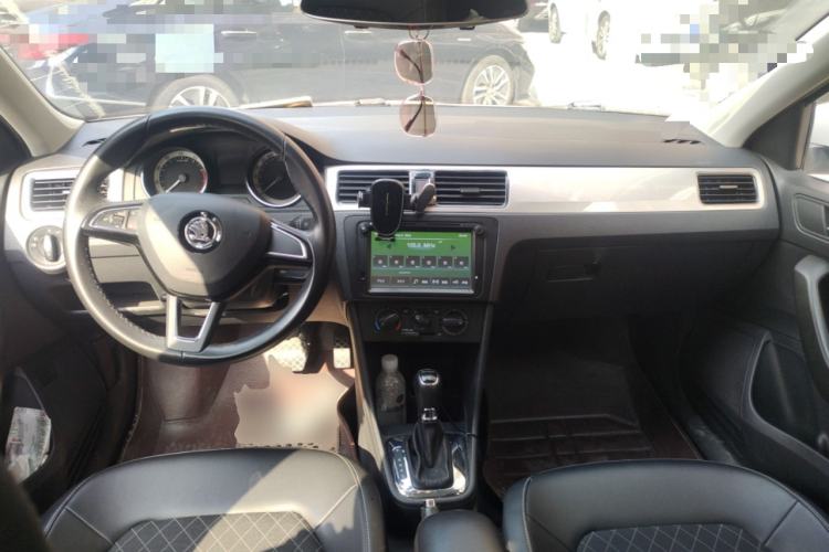 Used Skoda Rapid Spaceback 2018 1.6L Automatic Comfort Edition Center Console