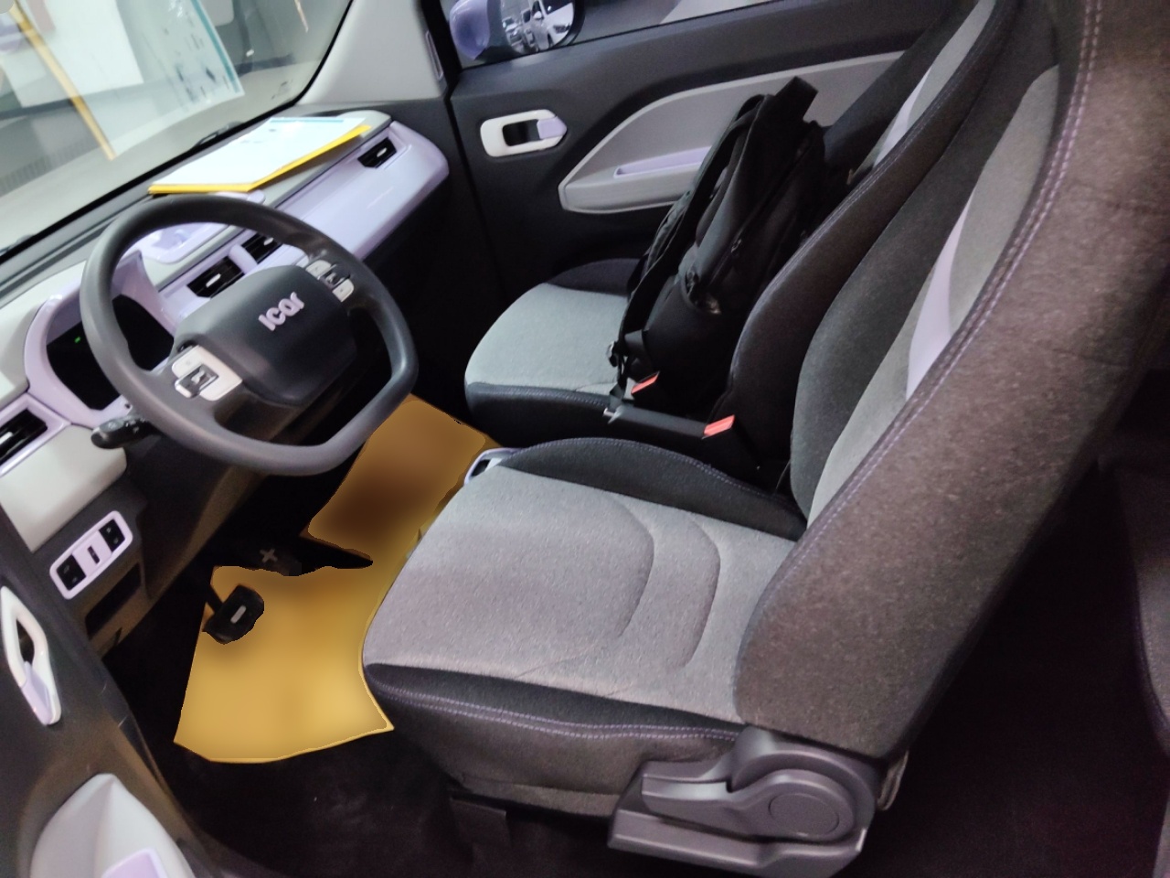 المقاعد الأمامية داخل السيارة