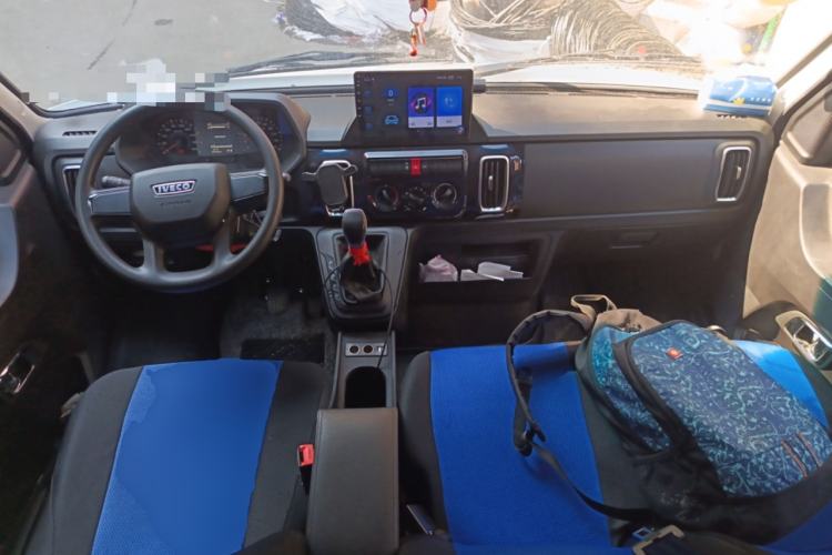 Used Iveco Daily 2023 2.5T A35M1 Multi-Purpose Passenger Vehicle Short Wheelbase Mid-Roof Design Dual Side Sliding Doors Automatic Transmission
