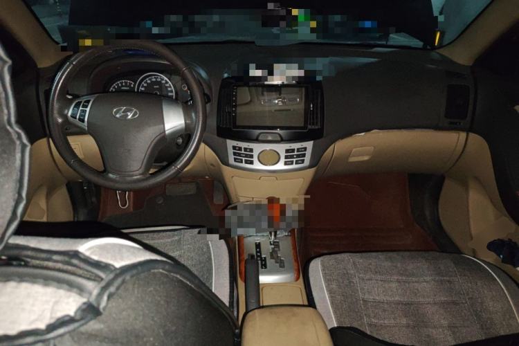 Used Hyundai Celesta 2010 1.6L AT GLS Center Console