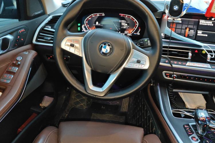 Used BMW X7 2022 xDrive40i Luxury Package with Leading Features Steering Wheel