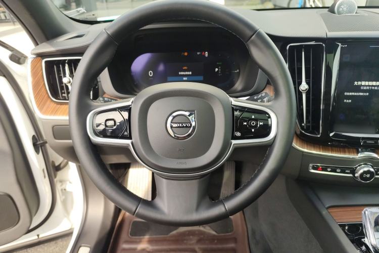 Used Volvo XC60 New Energy 2024 T8 Plug-in Hybrid Long-Range All-Wheel Drive Smart Luxury Edition
