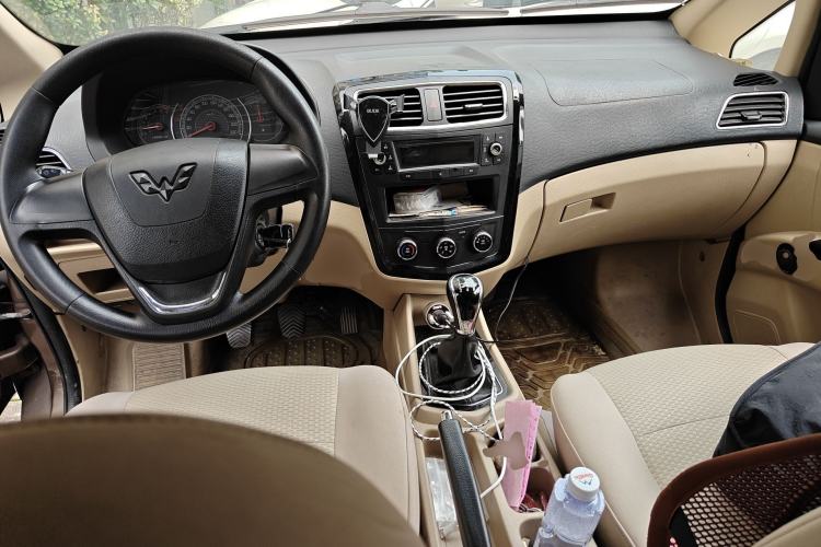 Used Wuling Zhengcheng 2015 1.8L Luxury Model LJ479QE2 Center Console