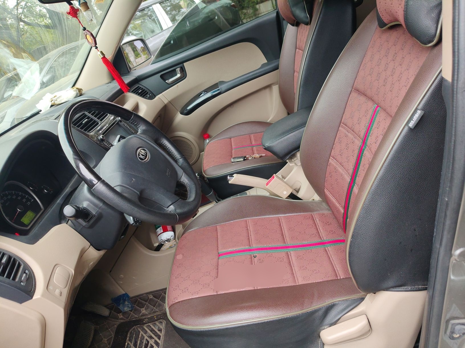 المقاعد الأمامية داخل السيارة