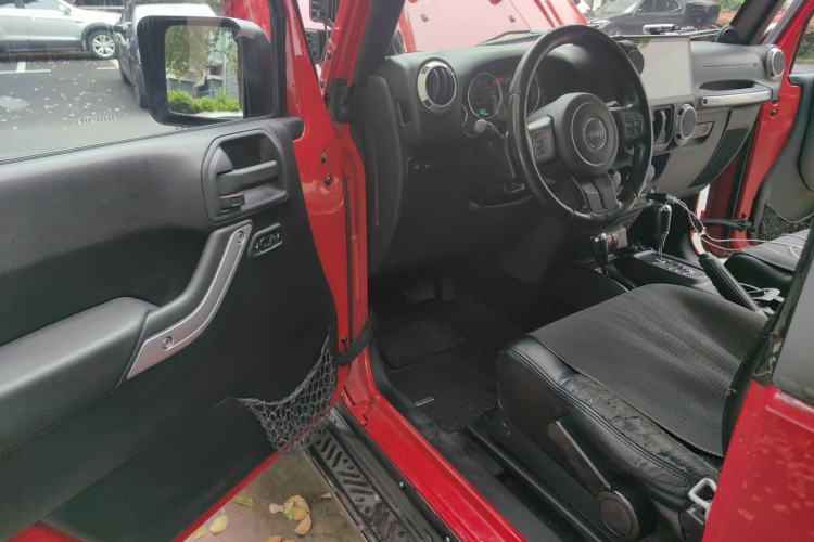 Used Jeep Wrangler 2012 3.6L Rubicon two-door model Driver Seat