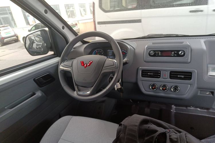 Used Wuling Yangguang 2024 300KM Comfort Version Passenger Van 75kW