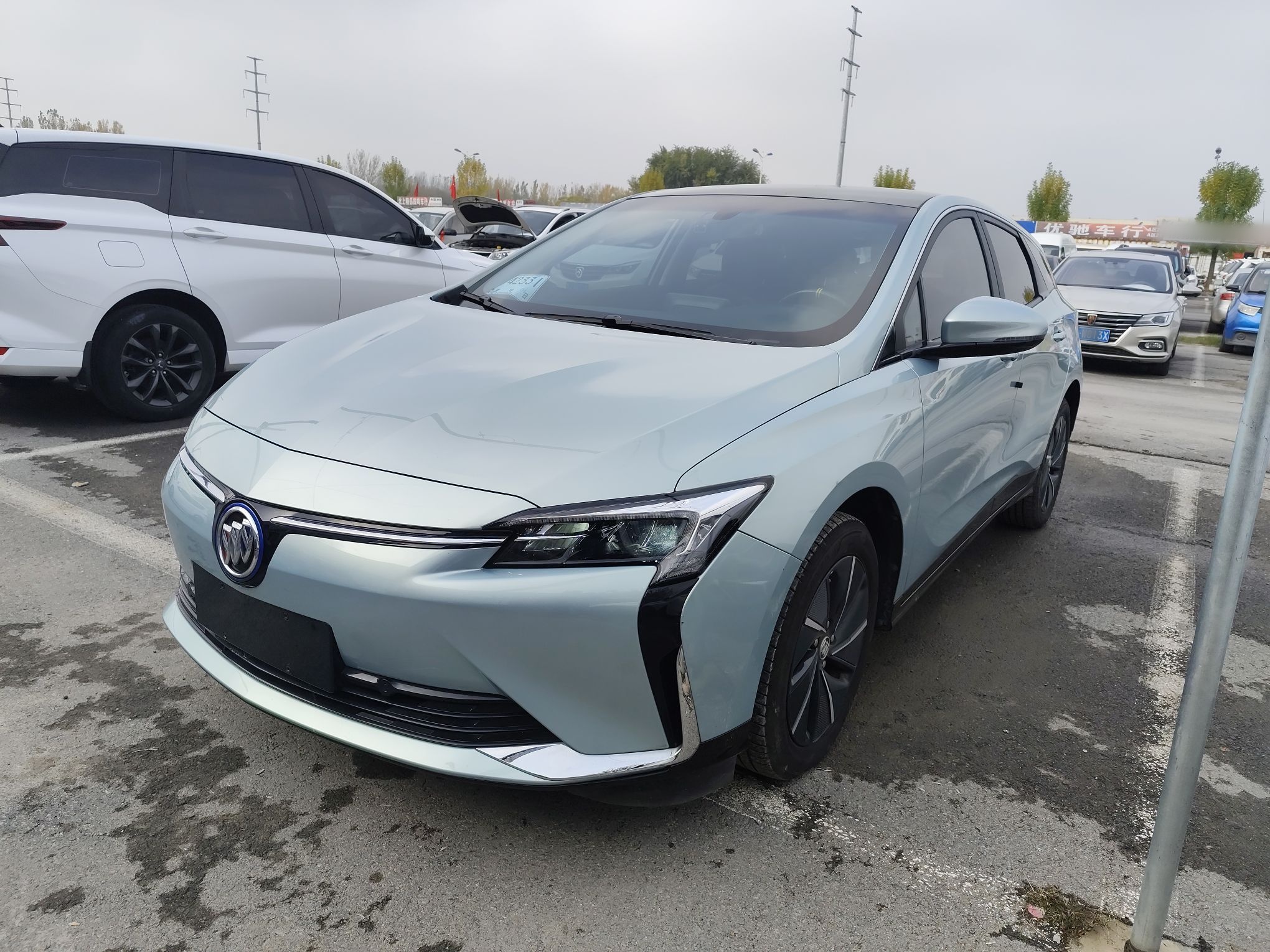 Под передней частью автомобиля