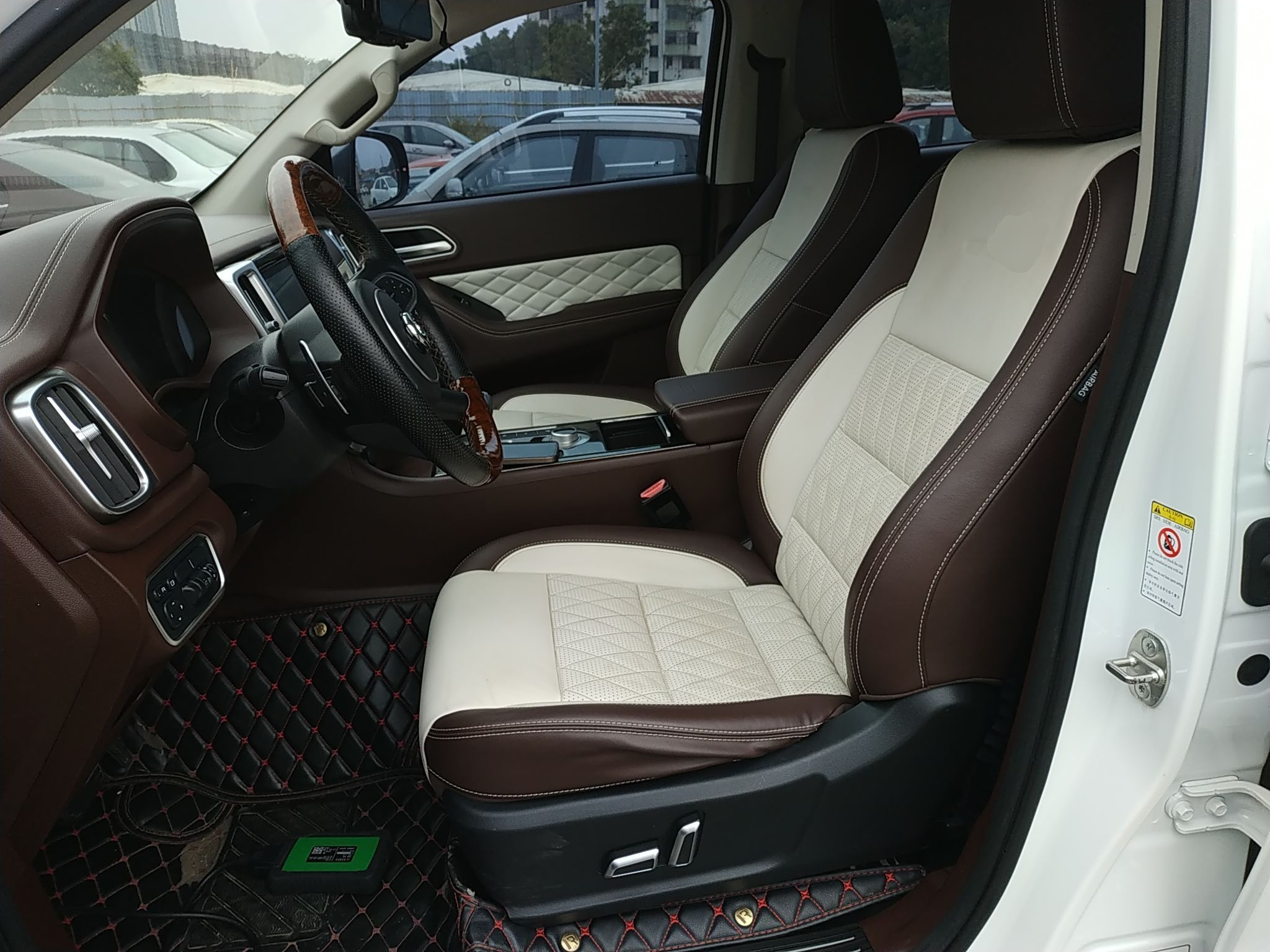 المقاعد الأمامية داخل السيارة