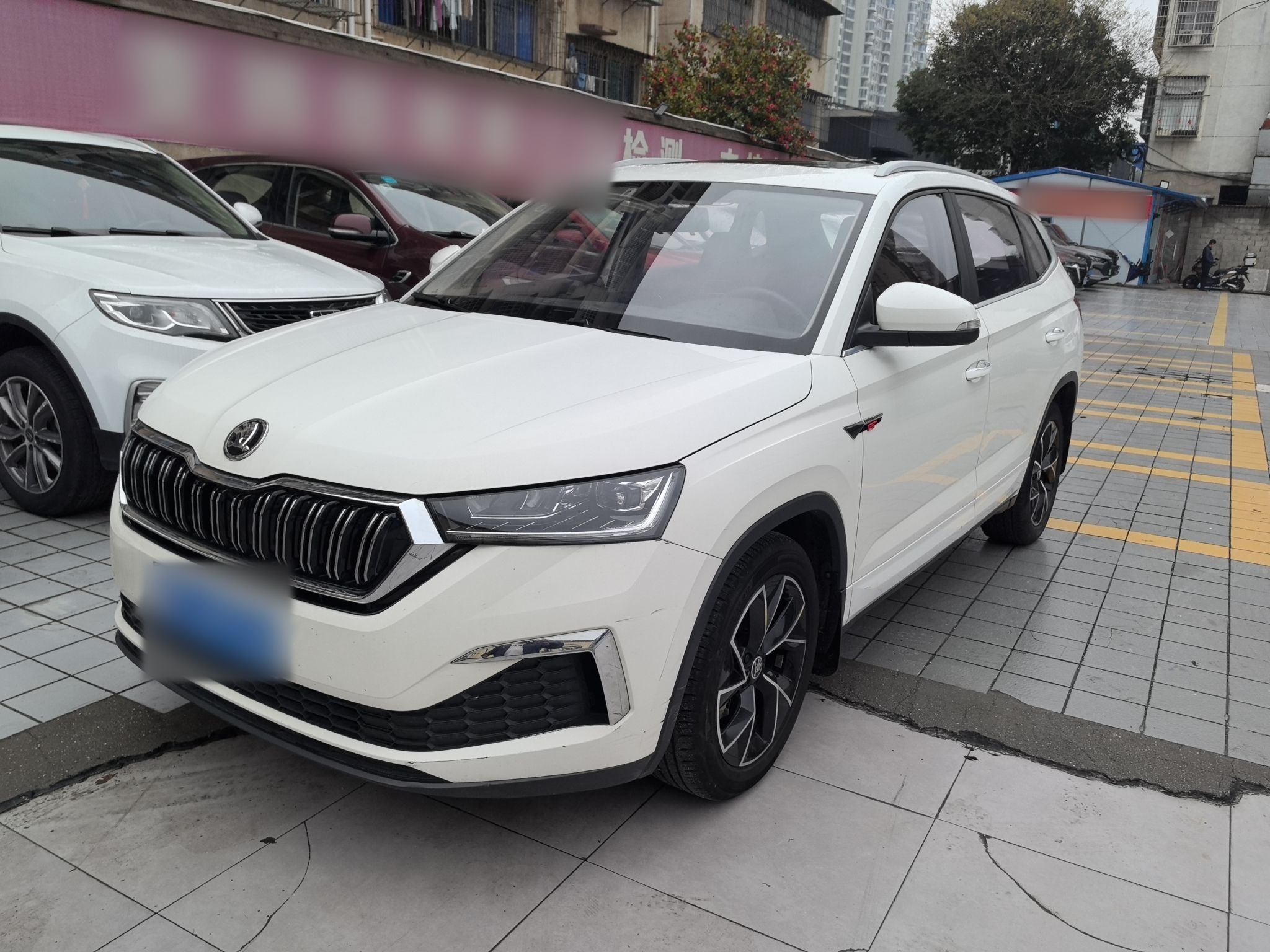 تحت مقدمة السيارة