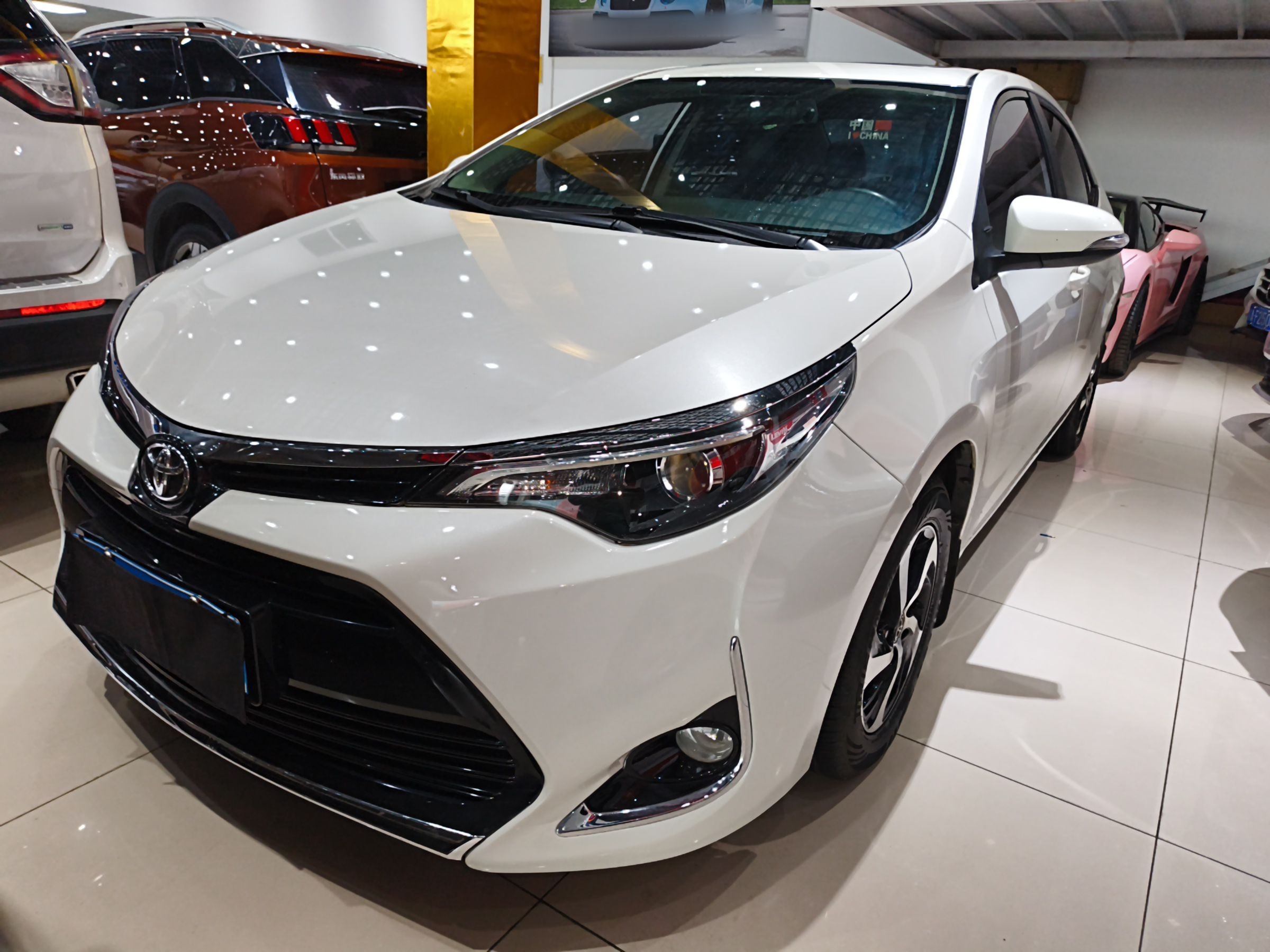 تحت مقدمة السيارة