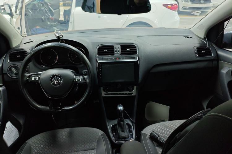 Used Volkswagen Polo 2016 1.6L Cross Polo Automatic Center Console