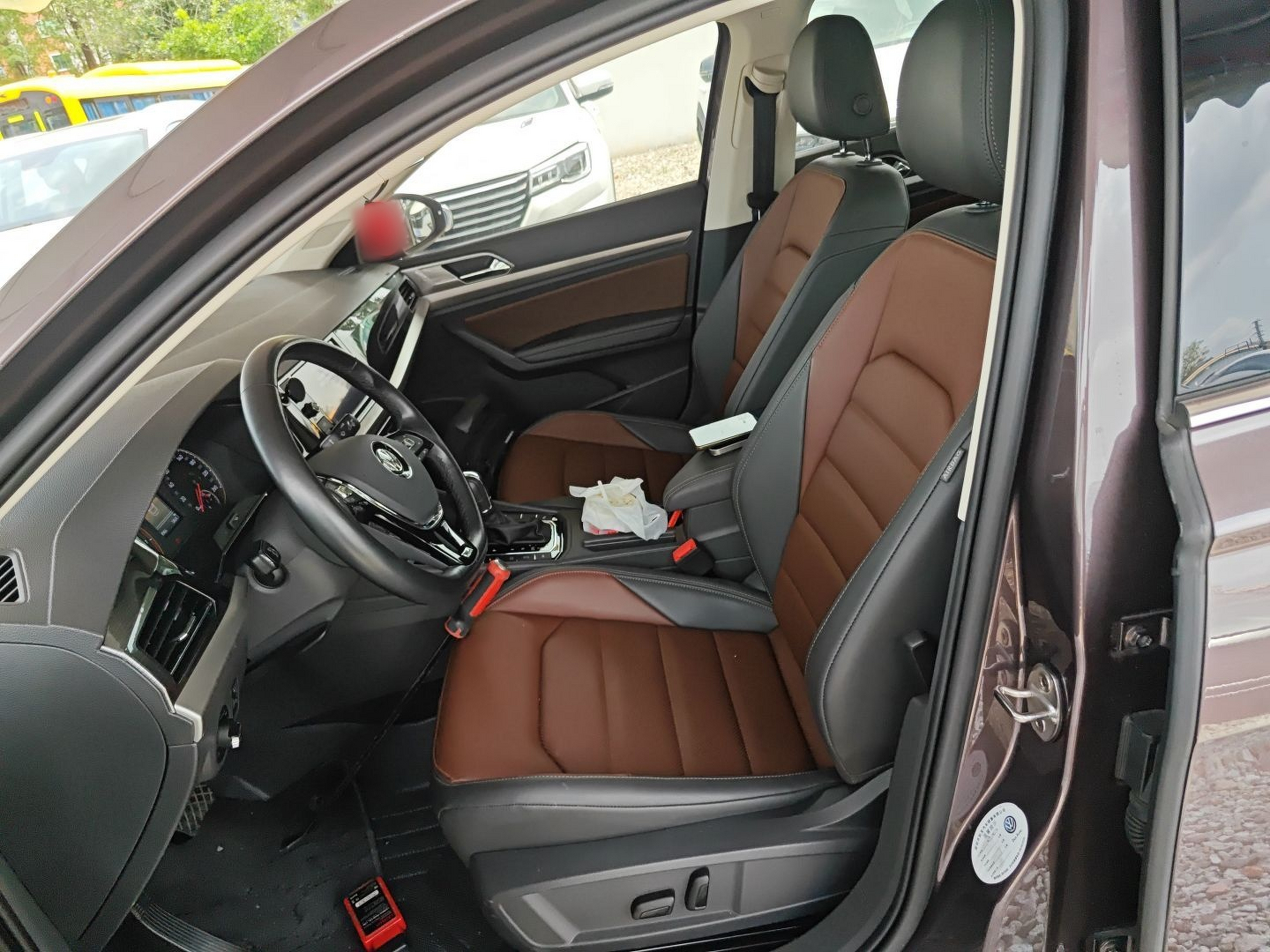 المقاعد الأمامية داخل السيارة