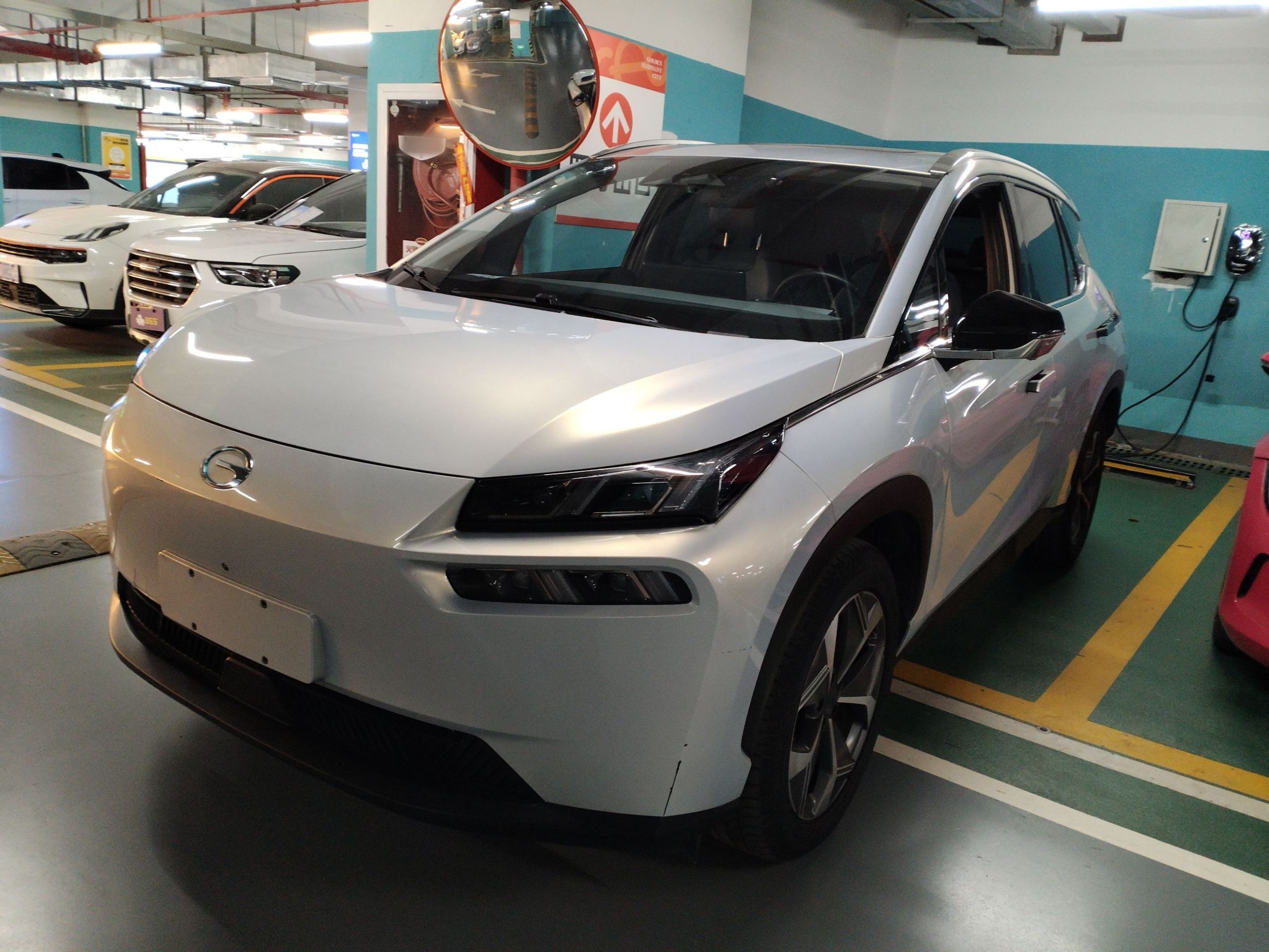 Под передней частью автомобиля