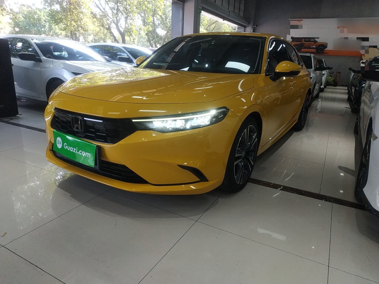 تحت مقدمة السيارة