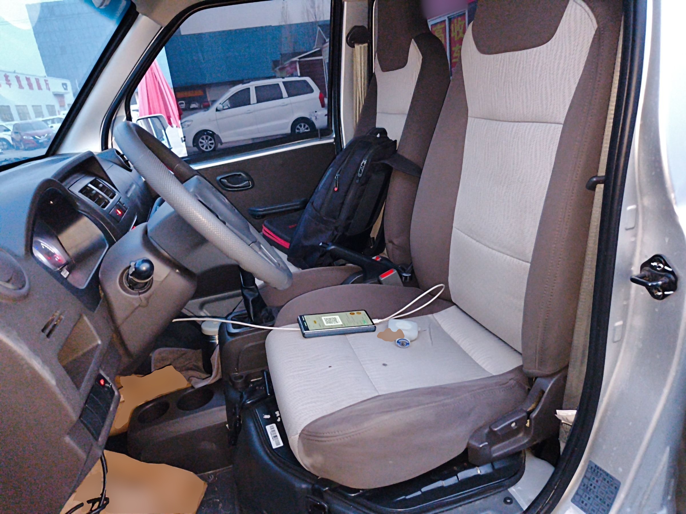 المقاعد الأمامية داخل السيارة