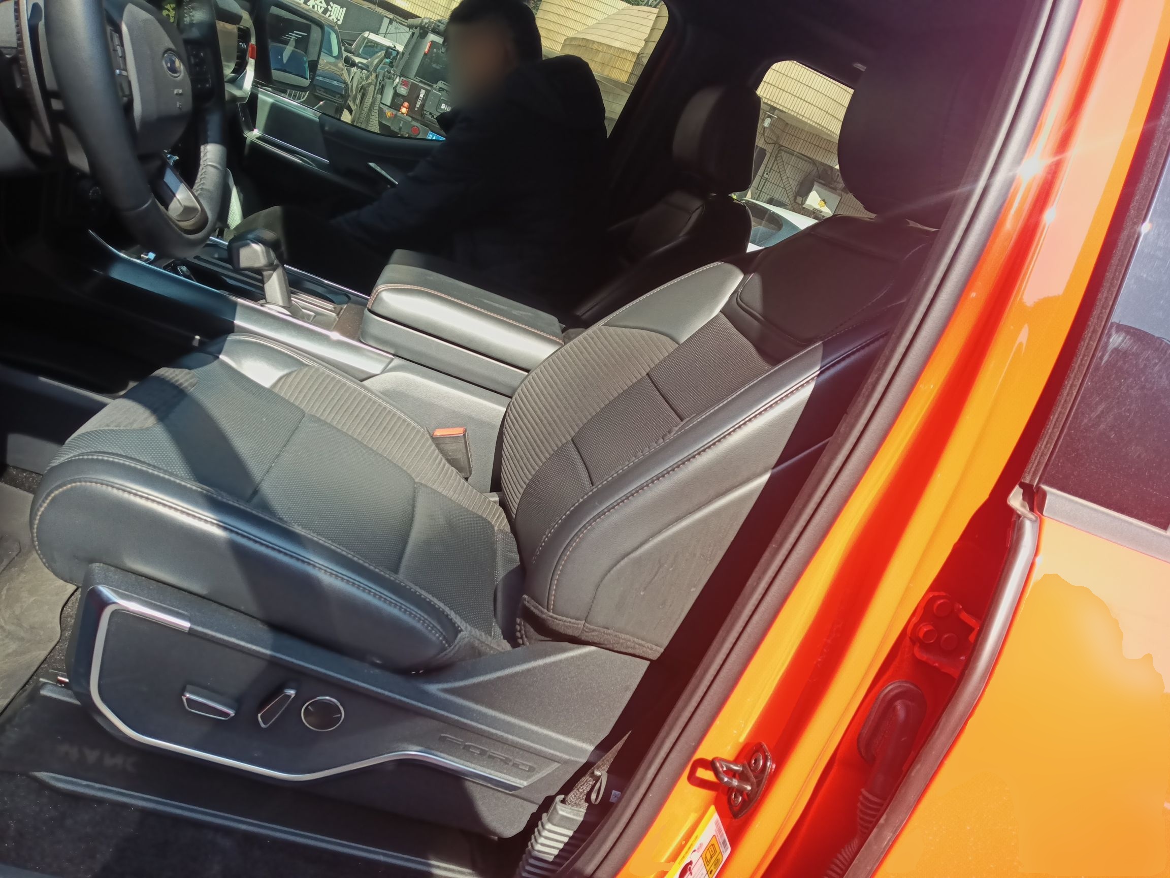 Переднее сиденье в автомобиле