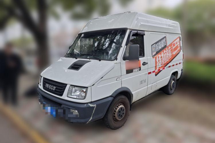 Used Iveco Daily 2021 2.8T V35 VAN厢式 van 3-seater short wheelbase mid-roof design single-tire side-hinged door