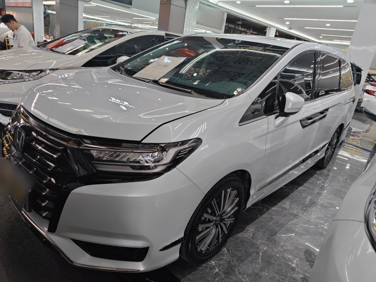 تحت مقدمة السيارة