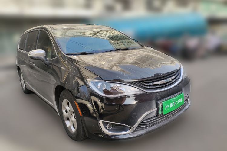 Used Chrysler Grand Voyager PHEV 2018 3.6L Plug-in Hybrid Front Right 45 Deg