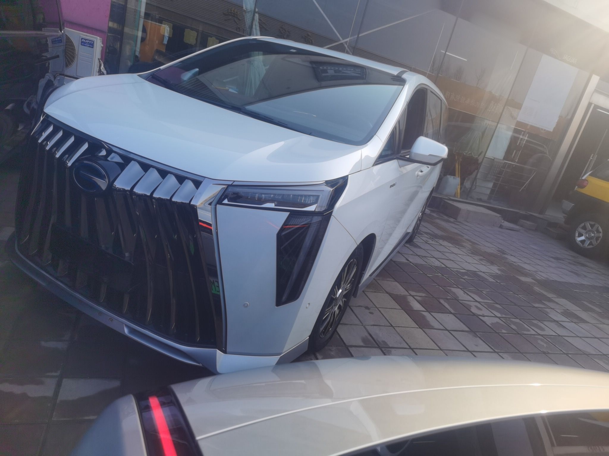 تحت مقدمة السيارة