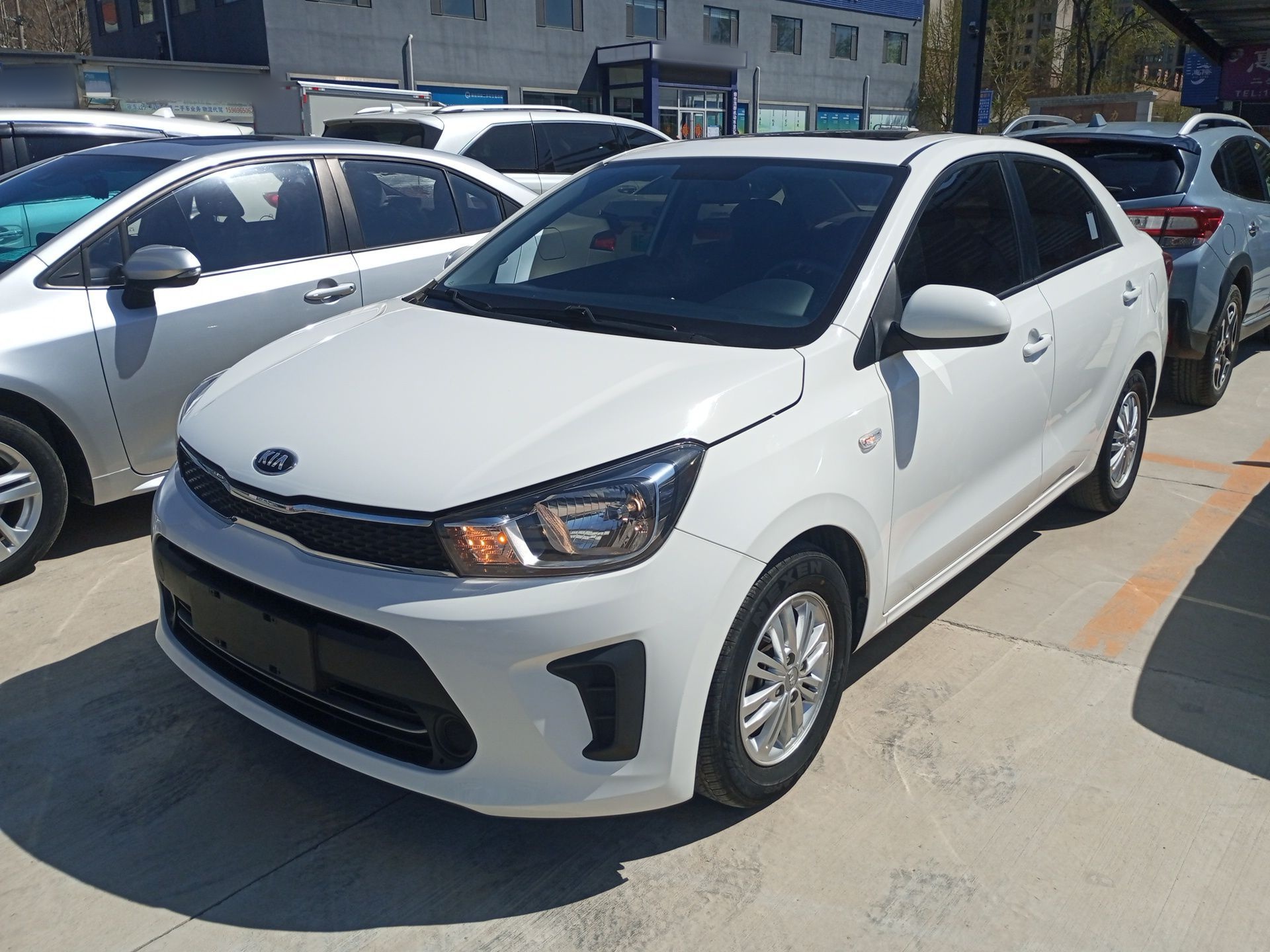 Под передней частью автомобиля