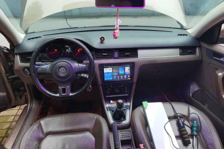 Used Volkswagen Bora 2013 1.6L Manual Comfort Model Center Console