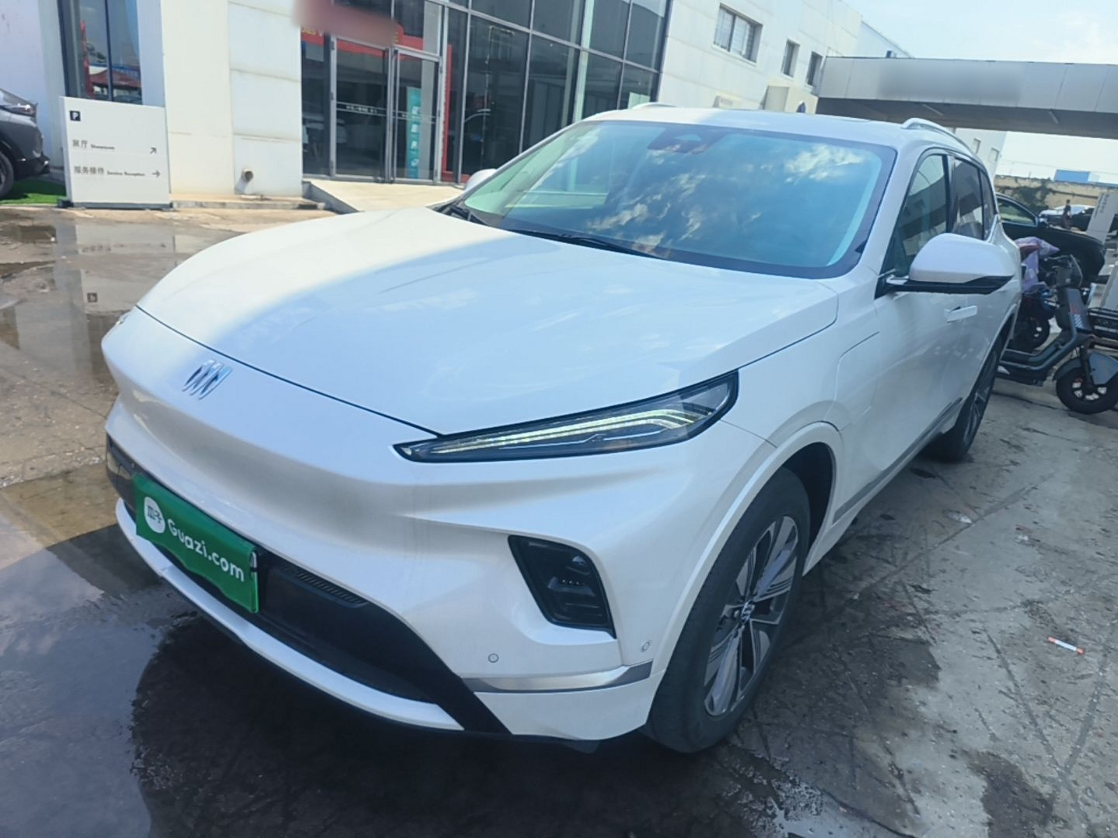 Под передней частью автомобиля