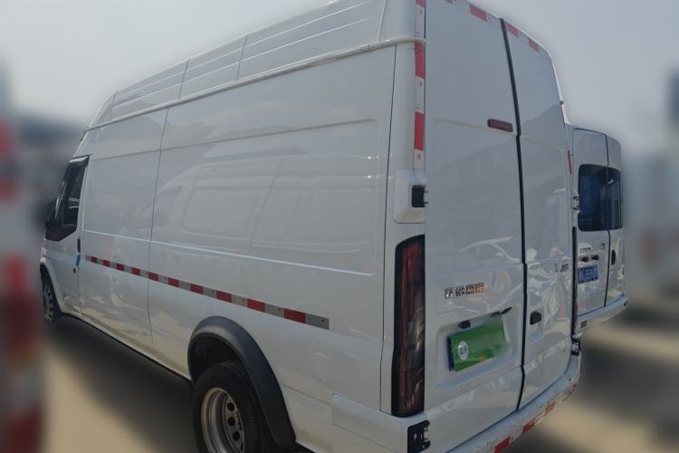Used JMC Fushun 2023 2.0T Automatic Long-Wheelbase Mid-to-High Roof Commercial Van-Type Transport Vehicle – 2/3 Seats