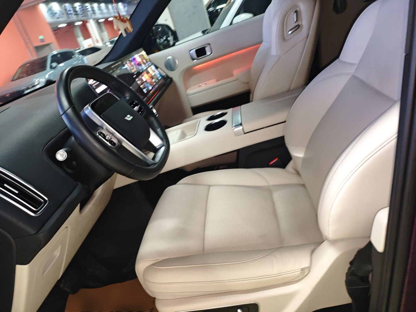 المقاعد الأمامية داخل السيارة