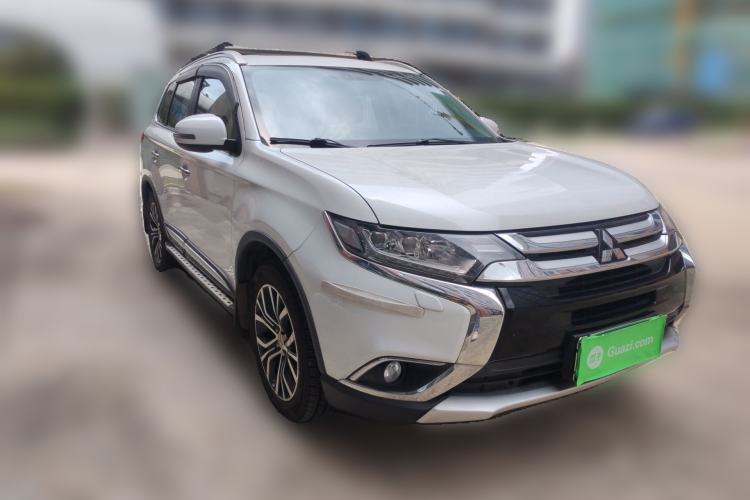 Used Mitsubishi Outlander 2016 2.4L 4x4 Luxury Edition 7-Seater Front Right 45 Deg
