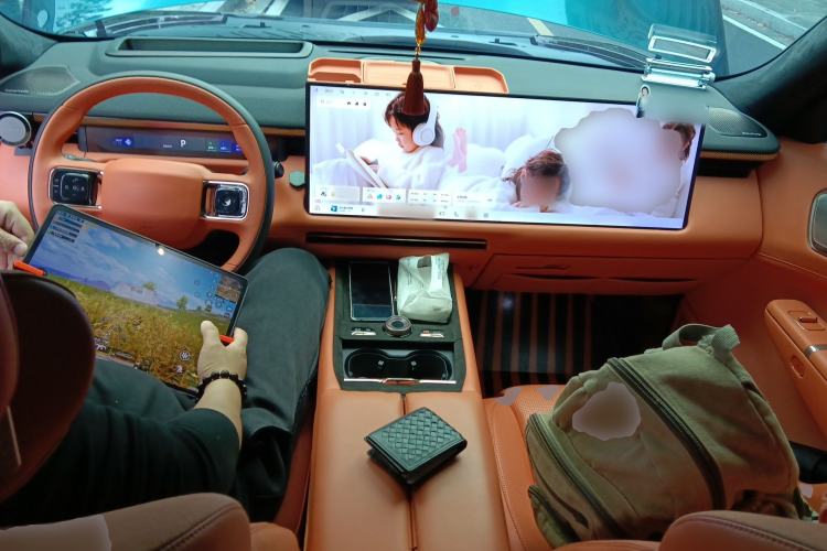 Used Lynk & Co 900 2025 2.0T Ultra Center Console