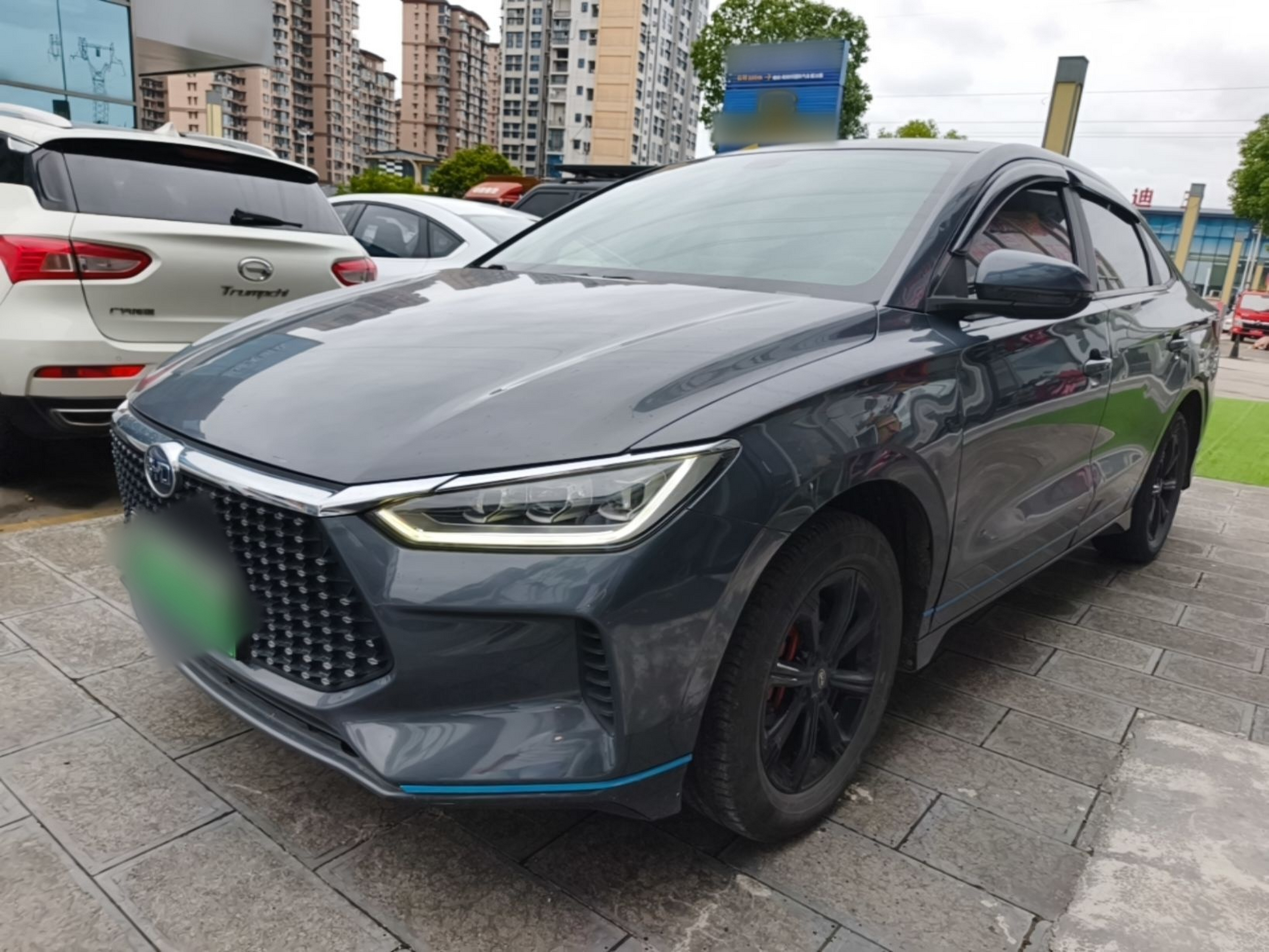 Под передней частью автомобиля