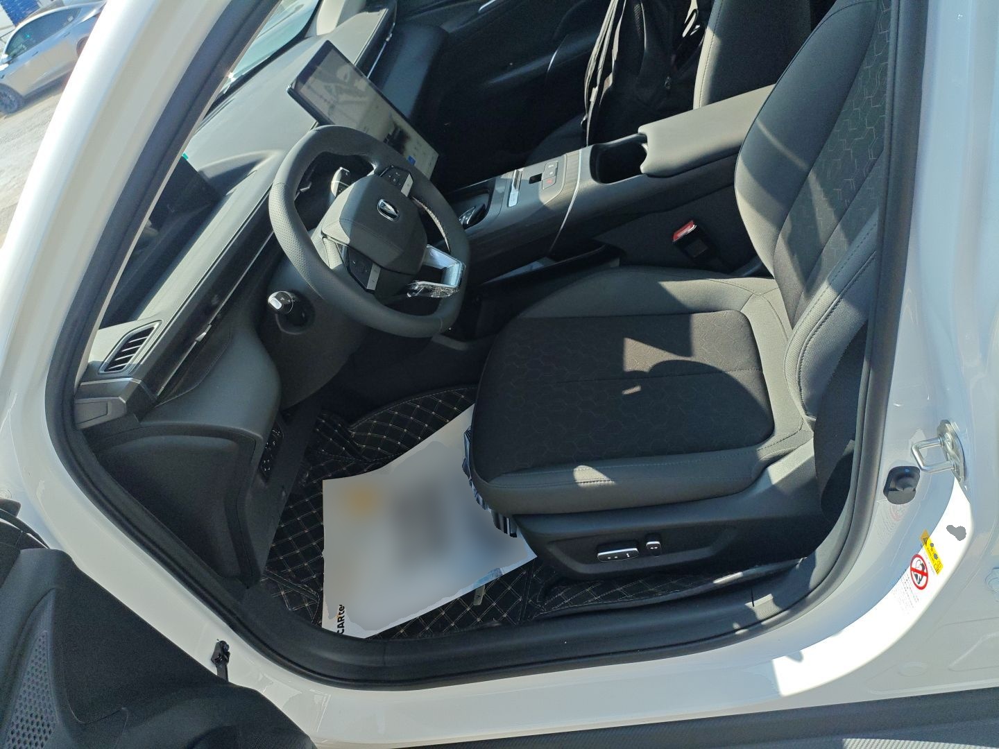 المقاعد الأمامية داخل السيارة