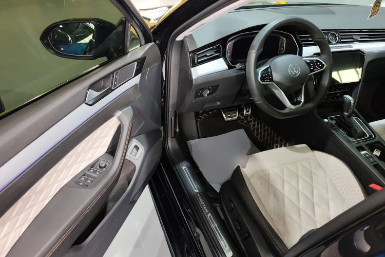 Used Volkswagen Magotan 2024 2 Million Units Zhongxiang Version 330TSI DSG Luxury Edition Driver Seat