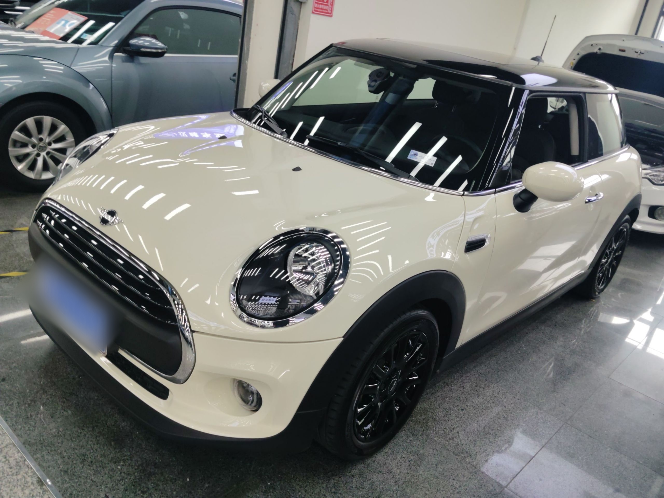 تحت مقدمة السيارة