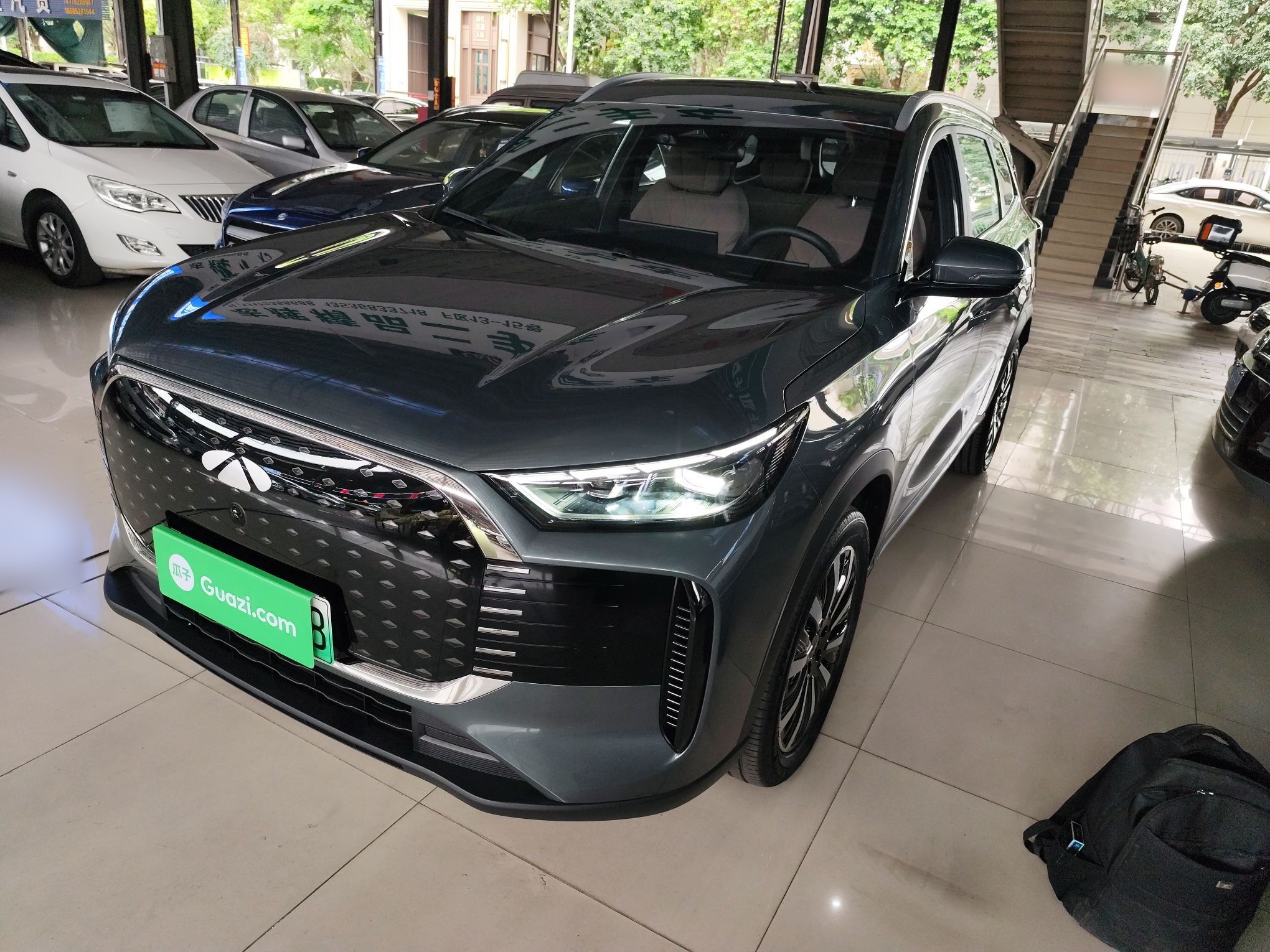 Под передней частью автомобиля