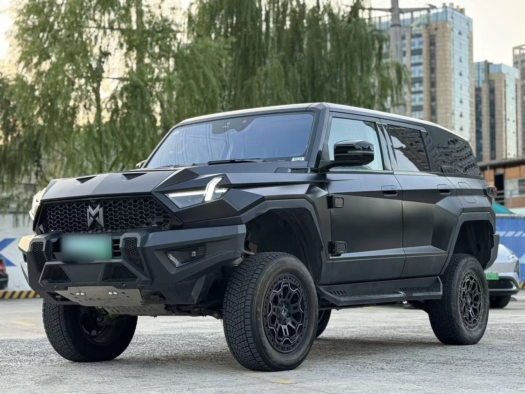 Под передней частью автомобиля