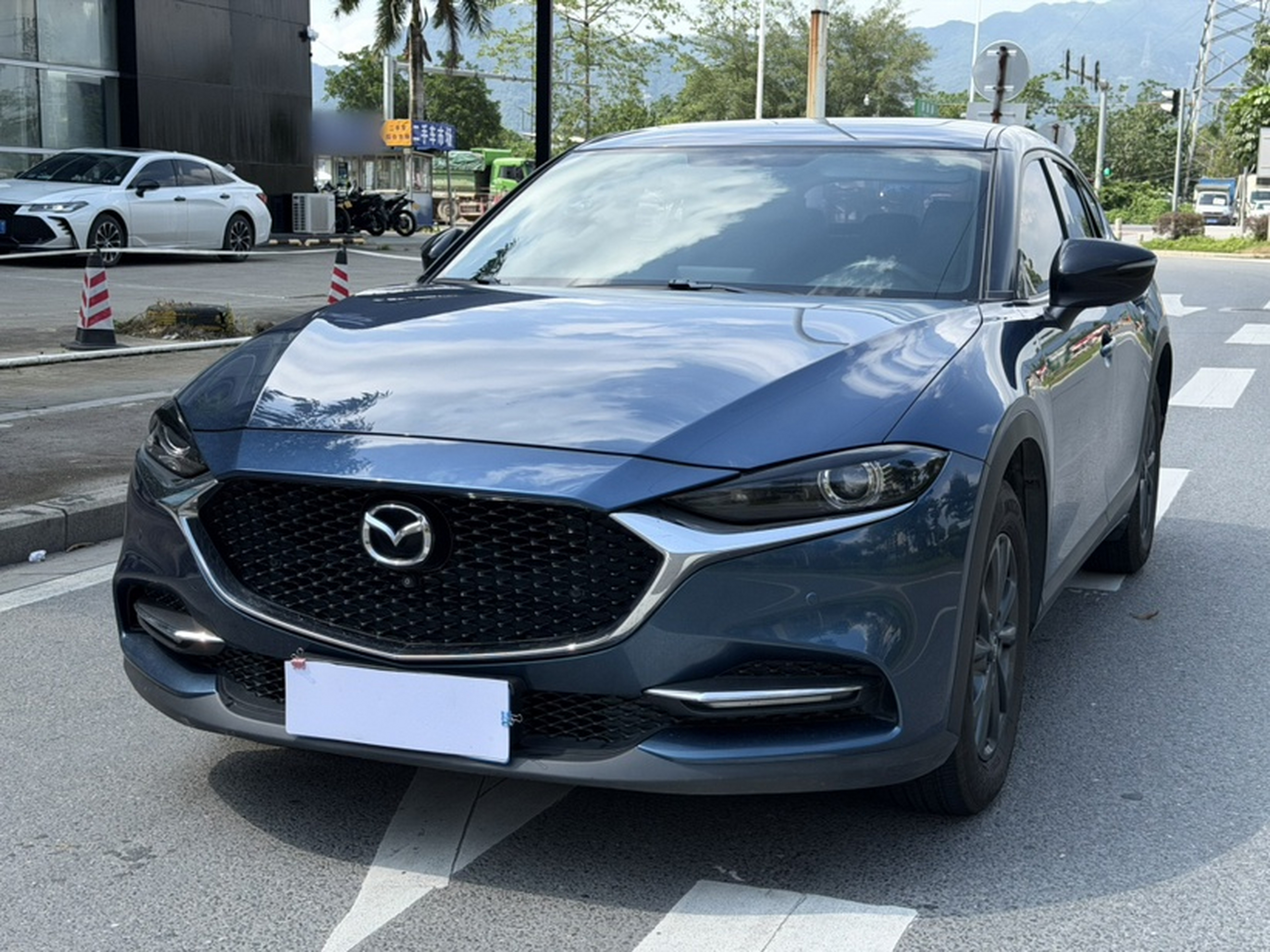 Под передней частью автомобиля