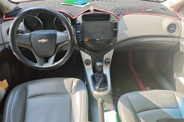 Used Chevrolet Cruze 2012 1.6L SL MT Center Console