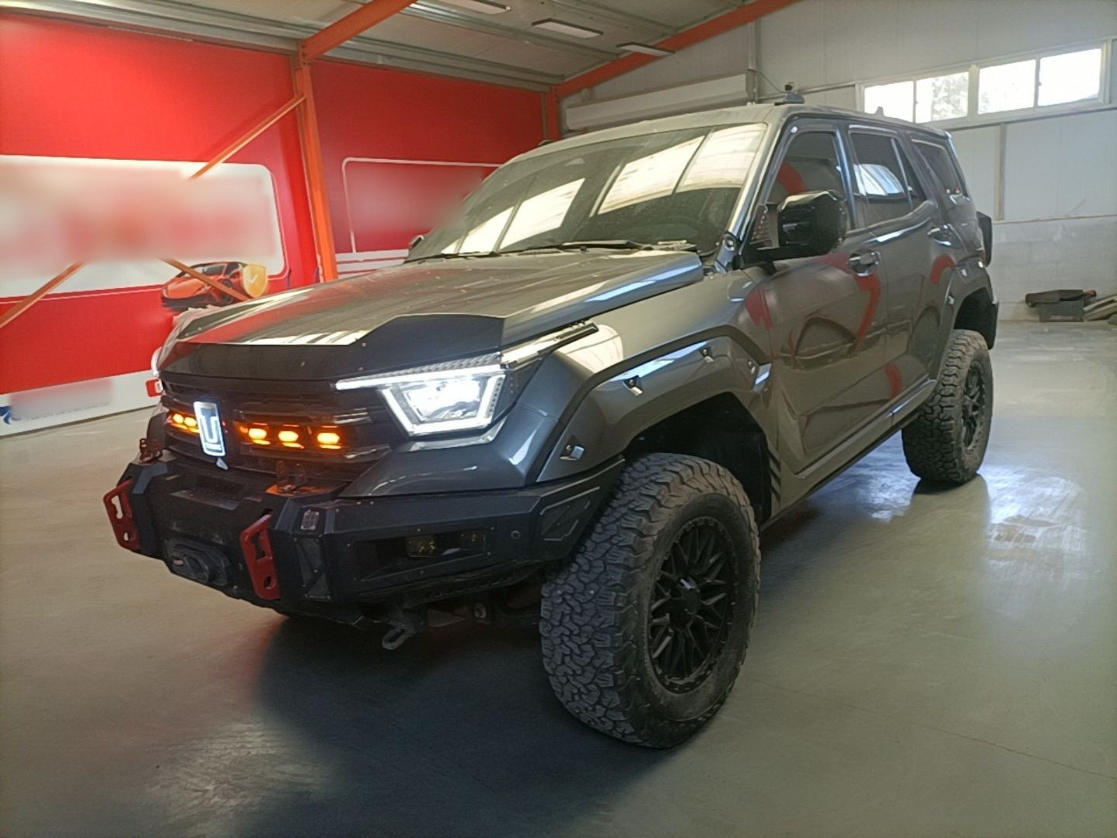 Под передней частью автомобиля