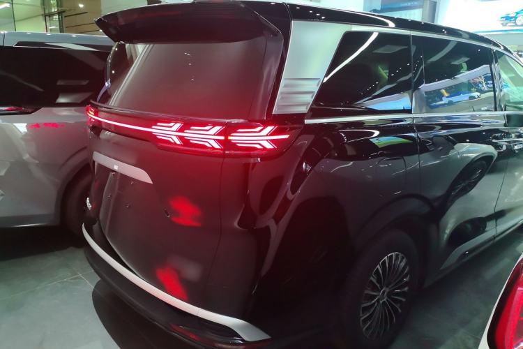 Used Denza D9 2025 DM-i Intelligent Drive 1020 Four-Wheel Drive Flagship Model
