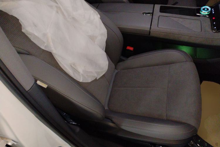 Used VOYAH PASSION 2024 PHEV Four-Wheel Drive Ultra-Long Range Executive Edition Right Front Seat