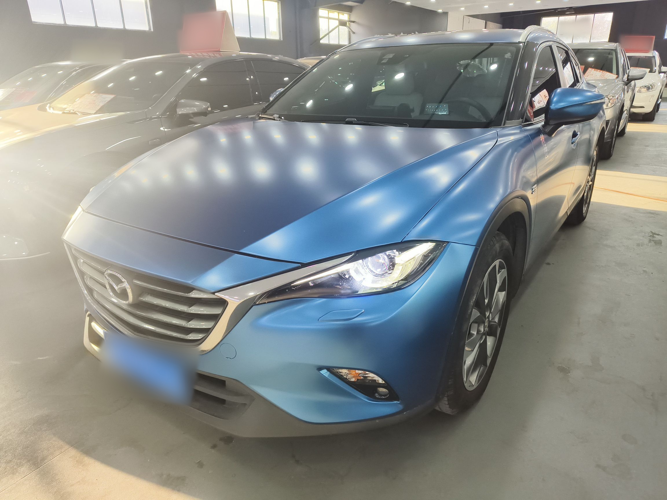 تحت مقدمة السيارة