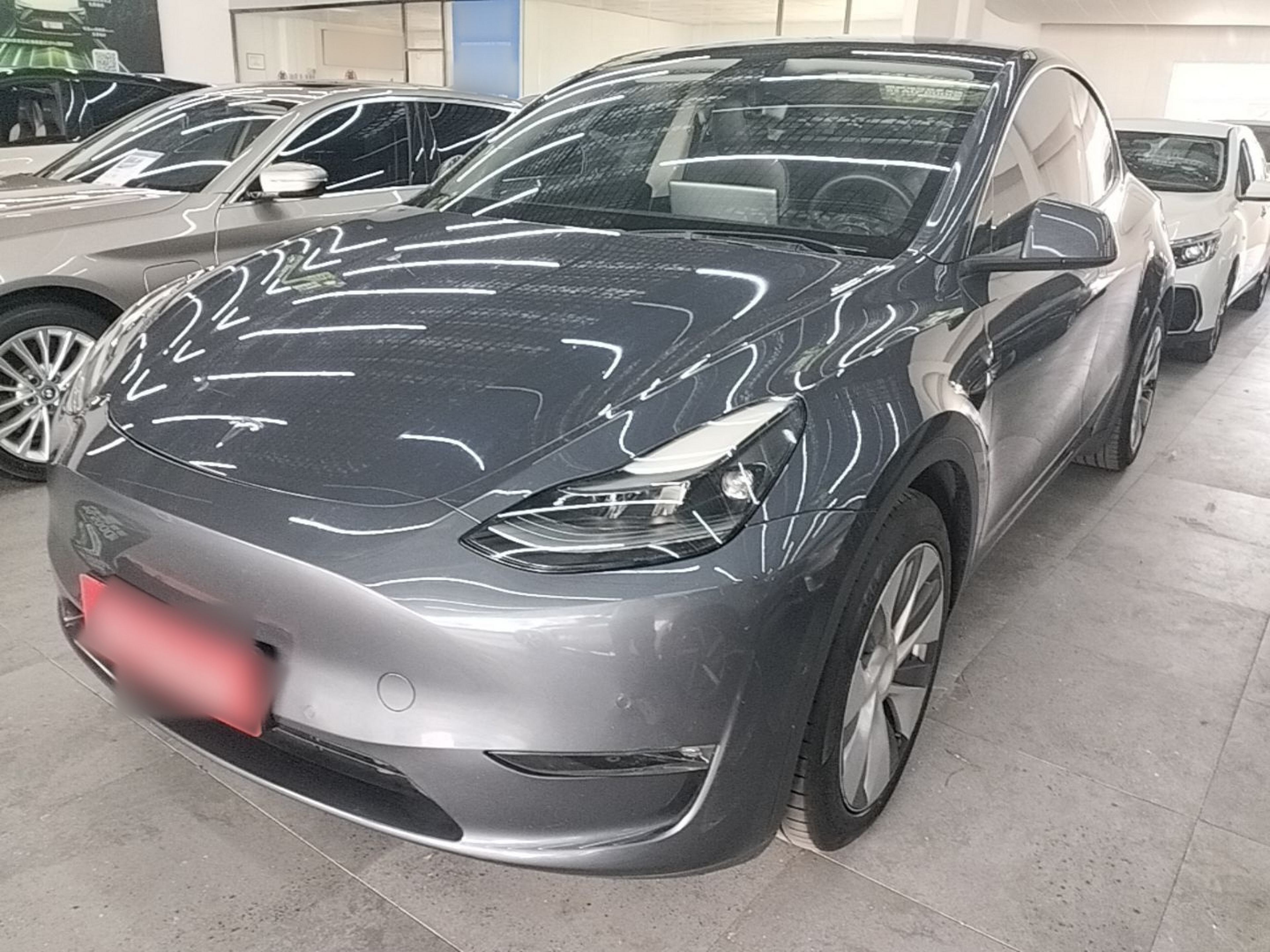 Под передней частью автомобиля