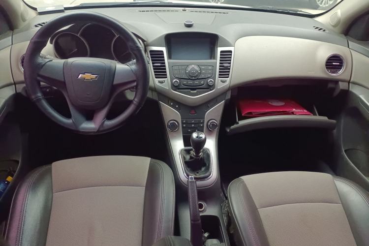 Used Chevrolet Cruze 2013 1.6L SL MT Center Console