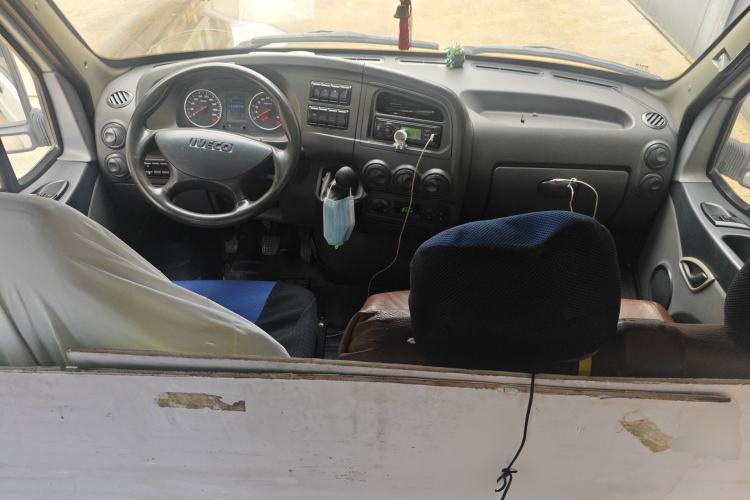 Used Iveco Power Daily 2017 2.5T Classic A37 High-Roof 7-Seater Passenger Van 47Z5 Center Console