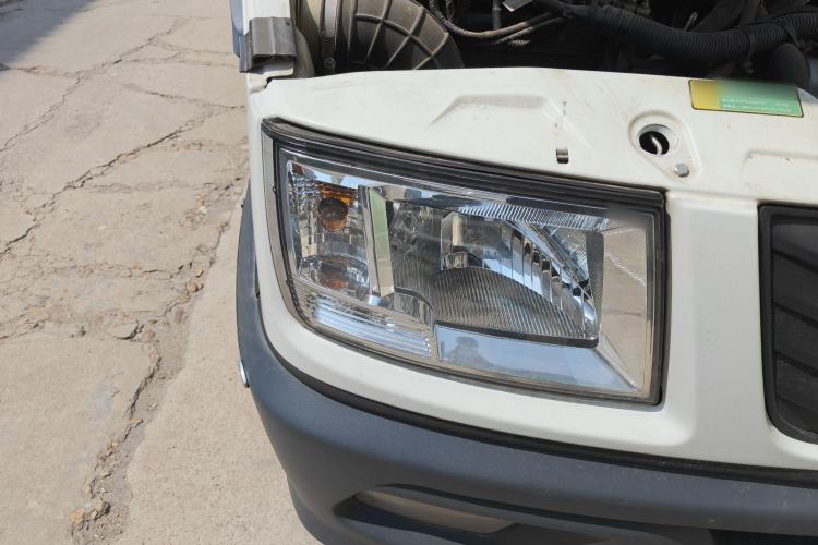 Used Iveco Daily 2021 2.5T A35 M1 Passenger Van 5-9 Seater Short Wheelbase Mid-Roof Design Dual Tires Manual Doors